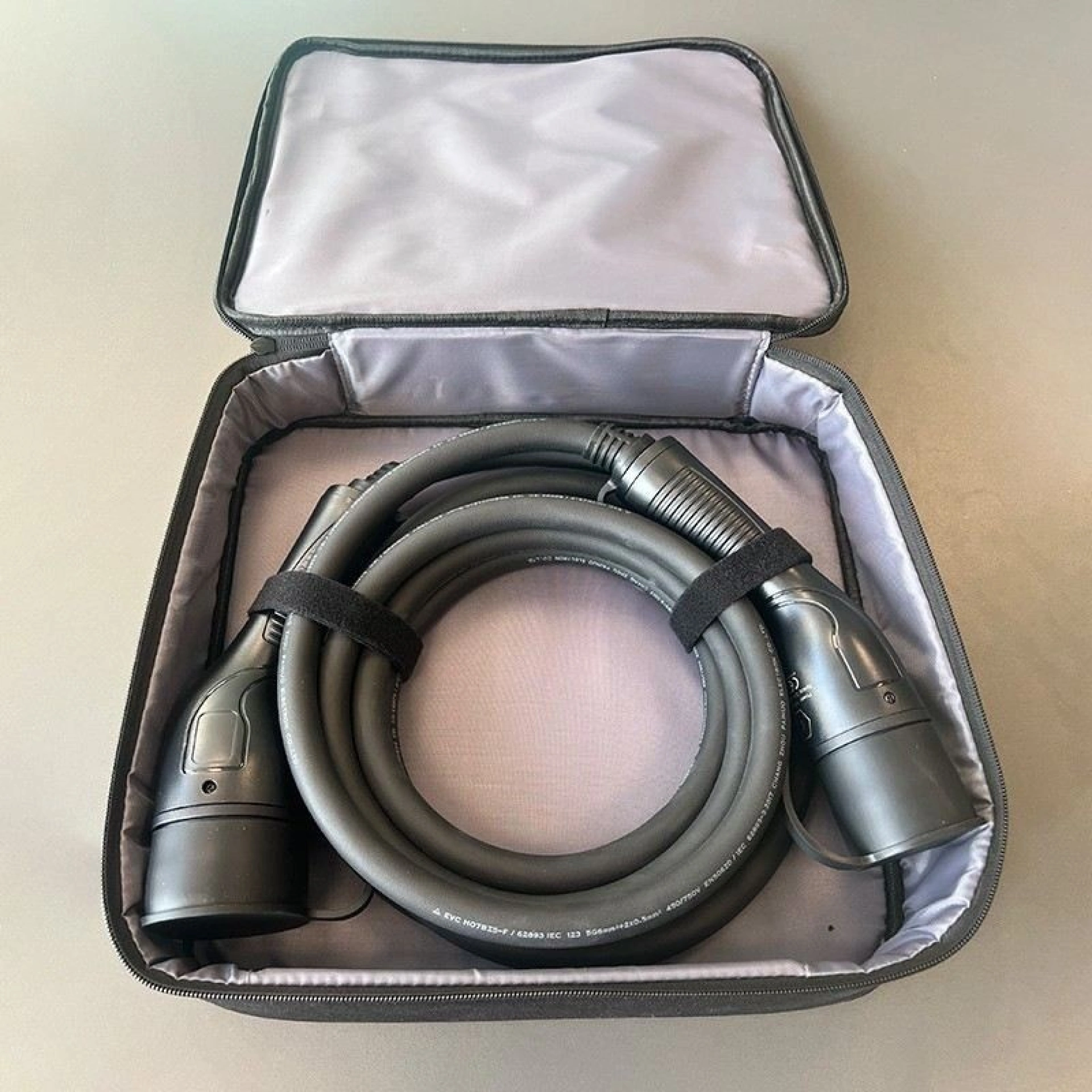 Cargador de Coches Eléctricos en el estuche