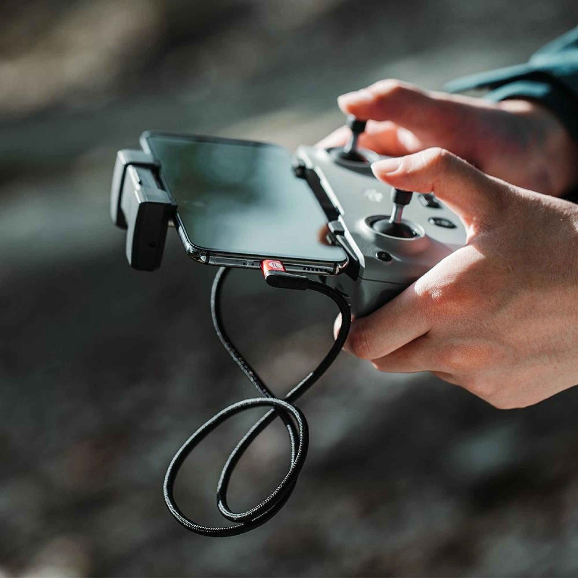 Cable Lightning Type-C conectado a un controlador de dron