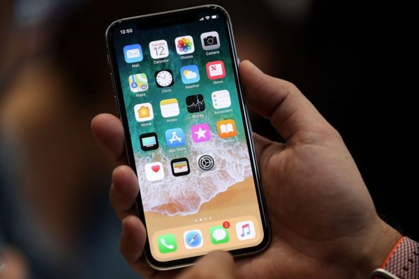 ¿Tendremos una versión más económica del iPhone X?