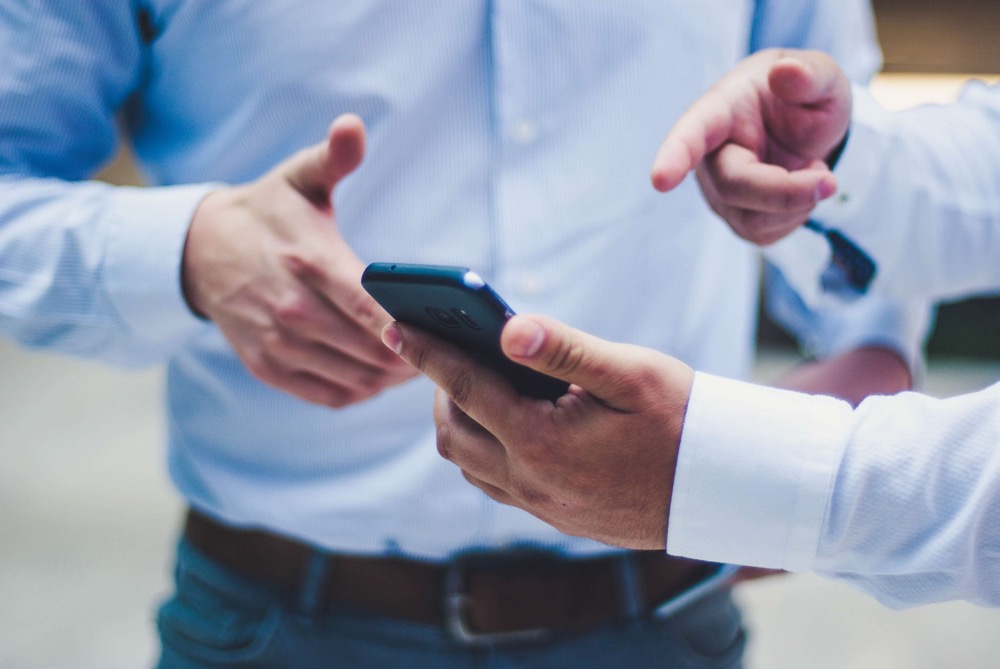 ¿Cómo limpiar un celular o una computadora?