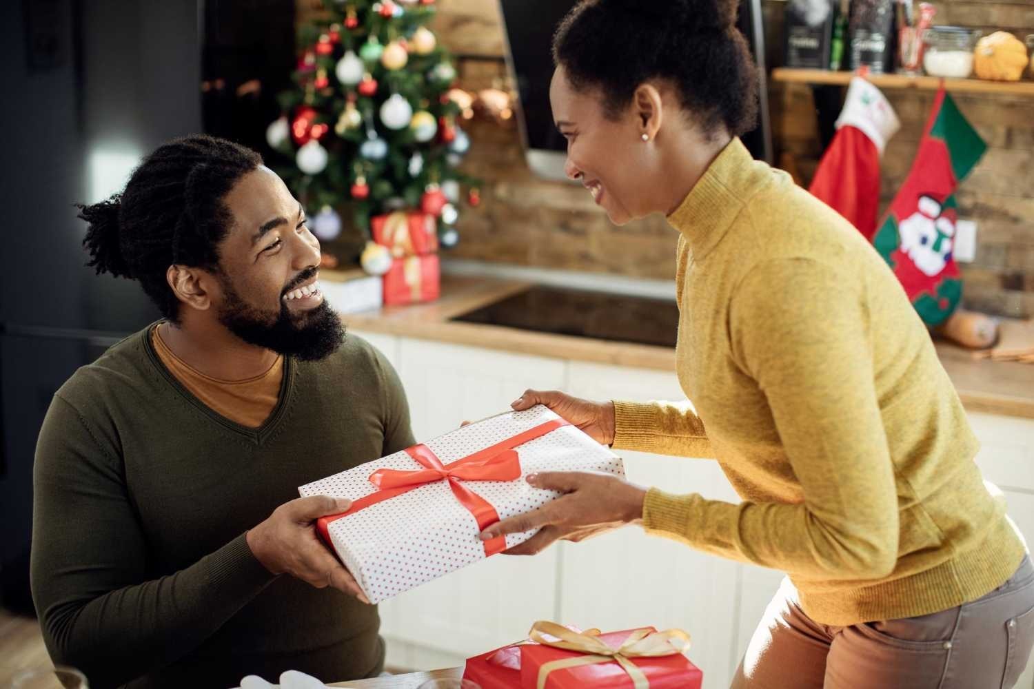 Sugerencias Navidad 2022: Regalos de Navidad para Novios y Amigos