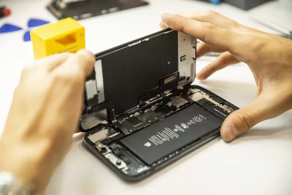¡C'est vrai! Francia ayuda a pagar las reparaciones de las pantallas de los móviles