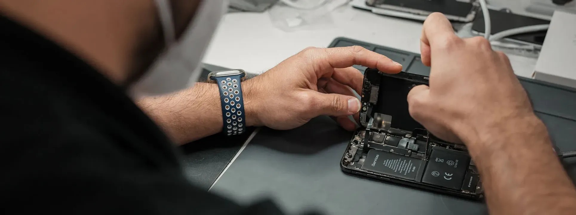 ¿Cómo se realizan las reparaciones de móviles en iServices?